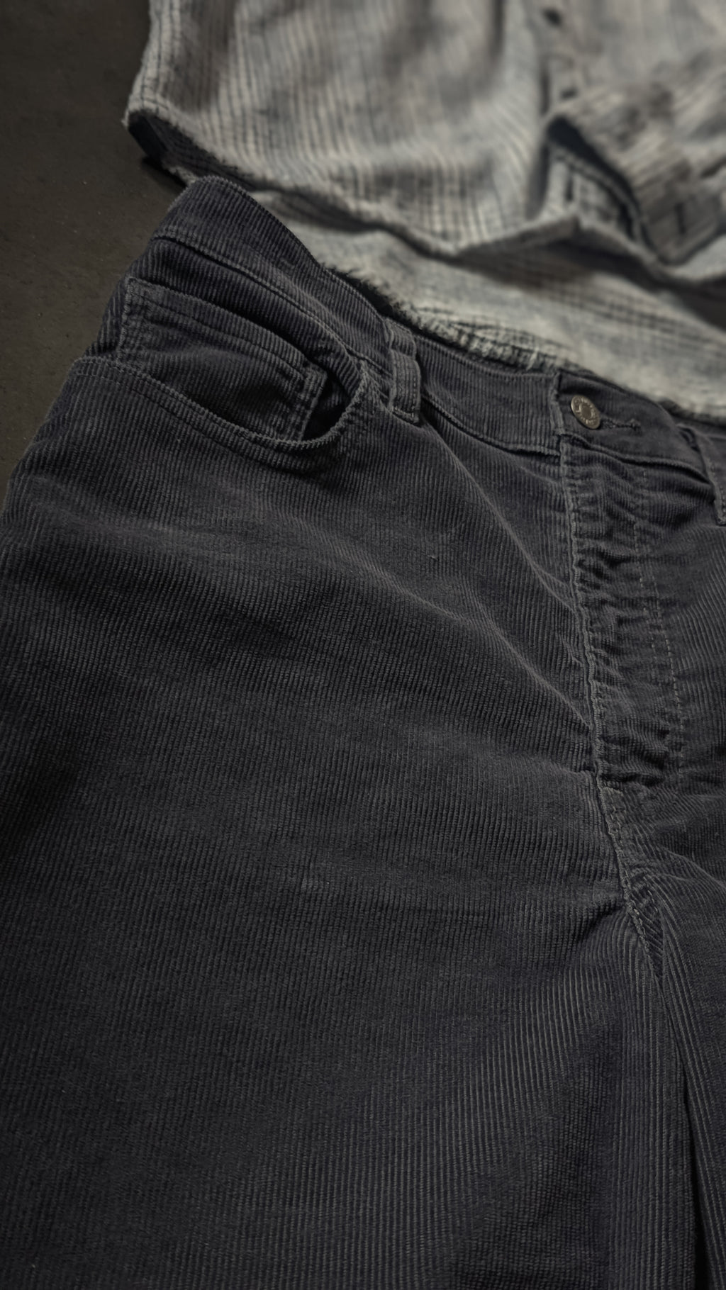 Carbon2Cobalt Oversized Top w/Levis Cords